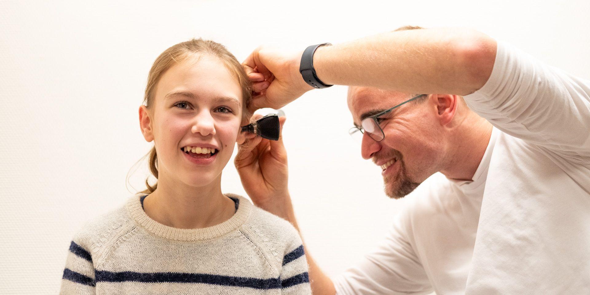 Ohruntersuchung bei einer jungen Patientin durch Herrn Goldschmied